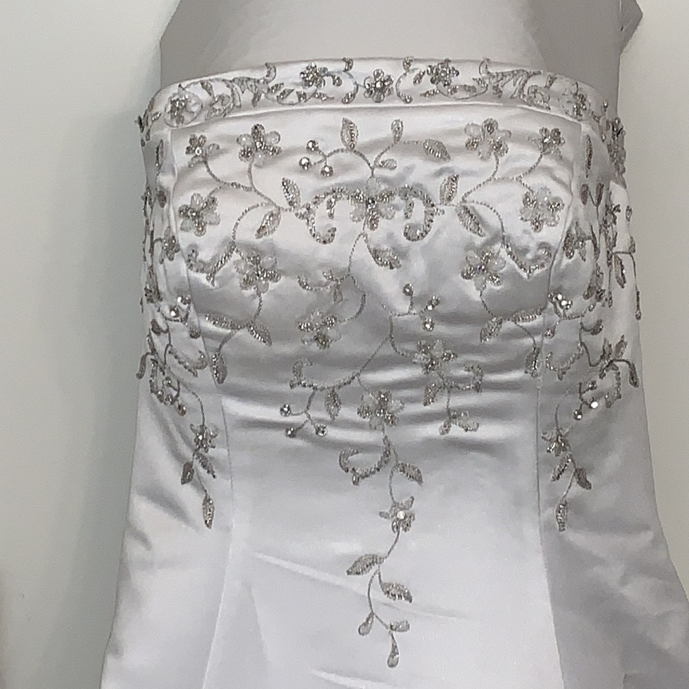 BONNY GORGEOUS SIZE 6 DETAILED WEDDING DRESS ALONG WITH A BEAUTIFUL VEIL - Picture 4 of 16